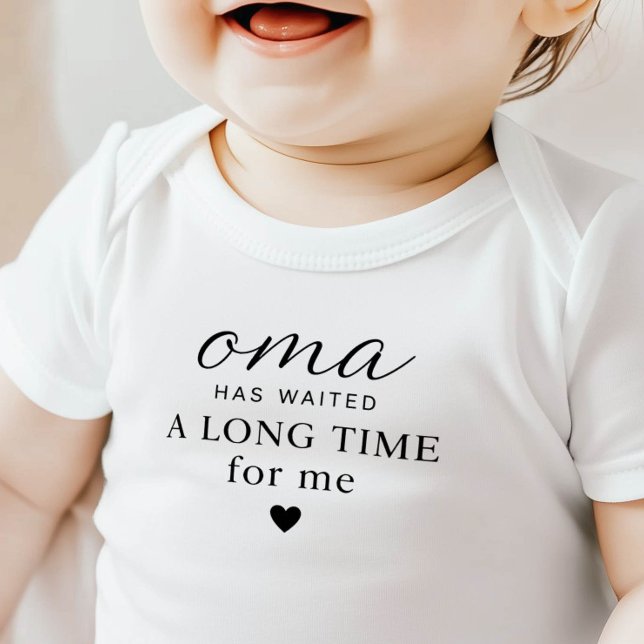 Oma har väntat Baby Body Overall Present T Shirt (Skapare uppladdad)