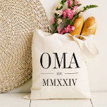 Oma Roman Numeral Year Etablerad Tygkasse<br><div class="desc">En modern minimalistisk väska för att fira en chic mormor,  den här rena,  minimala toten innehåller "Oma" eller ditt val av smeknamn i svart smycke. Anpassa med året som hon blev en mormor under elegantens romerska siffror för en chic.</div>