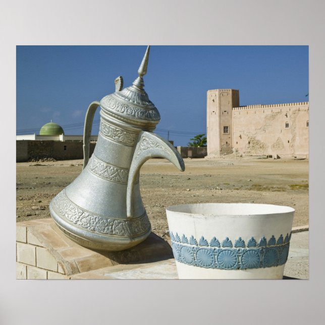 Oman, Dhofar-regionen, Mirbat. Stor Vatten Carafe Poster (Framsidan)