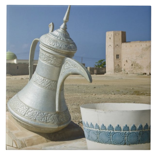 Oman, Dhofar-regionen, Mirbat. Stor vattenkaraff Kakelplatta (Framsidan)