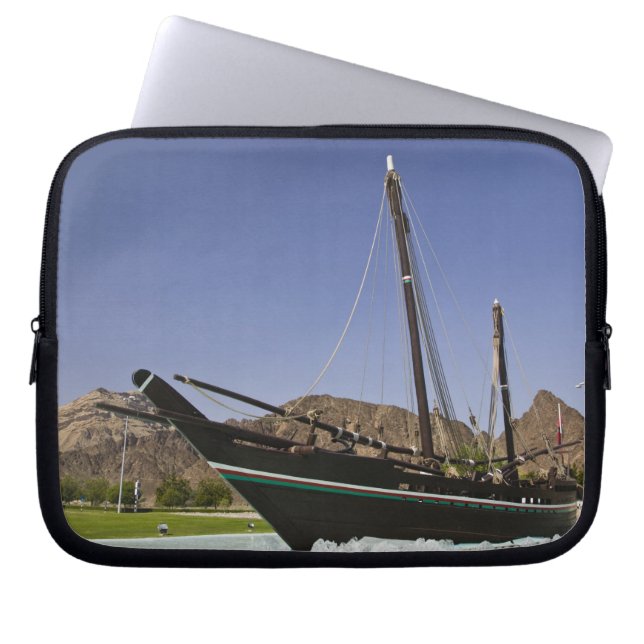 Oman, Muscat, Al Bustan. Al Bustan Roundabout Laptop Sleeve (Framsidan)