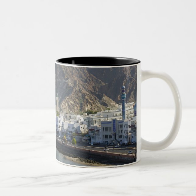 Oman, Muscat, Mutrah. Byggnader längs Mutrah Två-Tonad Mugg (Höger)