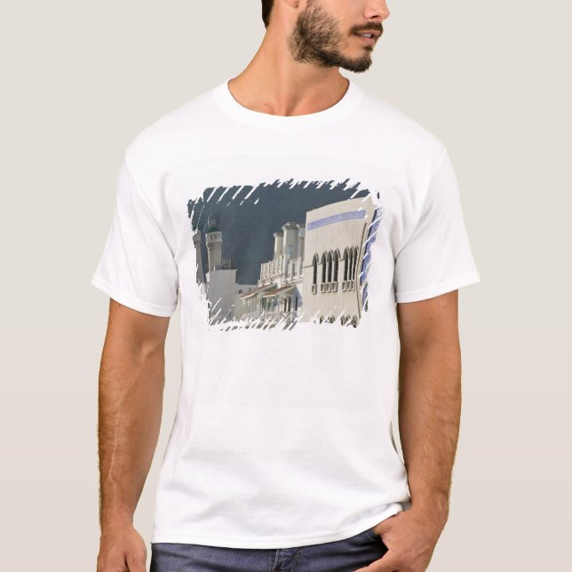 Oman, Muscat, Mutrah. Mutrah Corniche-moskén och T Shirt (Framsida)
