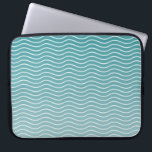 Ombre Blue vågar Laptop Fodral<br><div class="desc">Ett modernt blått utkast,  med en lugnande och nedfryst vågigt mönster,  som påminner om havet vinkart. Perfekt för en nautiska dekanter.</div>