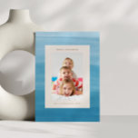 Ombre Dip Dye Ocean Blue Hanukkah Photo Julkort<br><div class="desc">Fira Hanukkah i stil med detta anpassningsbar fotokort med helgdag som innehåller en ombre gradient dip dye i havsblått. Serenblandningen av färg skapar en modern och elegant bakgrund för ditt favoritfoto, skapar den perfekten för att skicka varmt önskemål och glädje under festivalen i Ljus. Anpassa den med ditt meddelande för...</div>