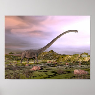 Omeisaurus som går i öknen vid solnedgång poster