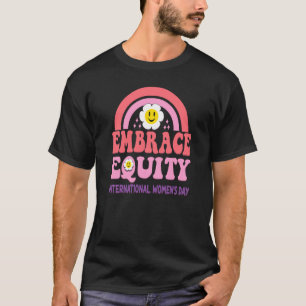 Omfamna jämställdhet Internationella kvinnodagen T Shirt