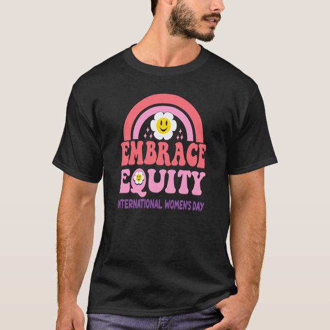 Omfamna jämställdhet Internationella kvinnodagen T Shirt (Framsida)
