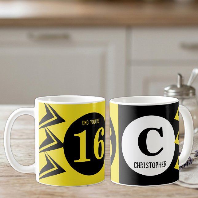 OMG du är 16 monogram namn gul och svart Kaffemugg (Skapare uppladdad)