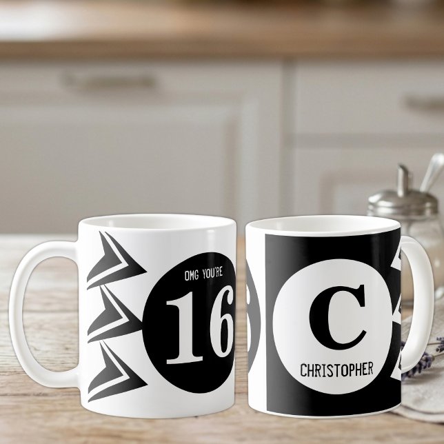 OMG du är 16 monogram namn vit och svart Kaffemugg (Skapare uppladdad)
