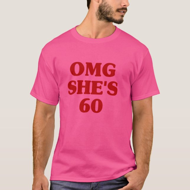 OMG Hon är 60 Aesthetic 60 th Födelsedagsfest Fami T Shirt (Framsida)
