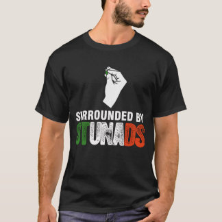 omgiven av bedövningar t shirt
