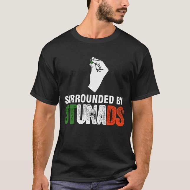 omgiven av bedövningar t shirt (Framsida)