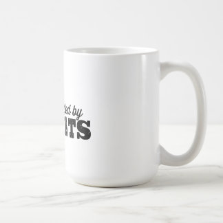 Omgivet av Asshats - muggShot. Kaffemugg