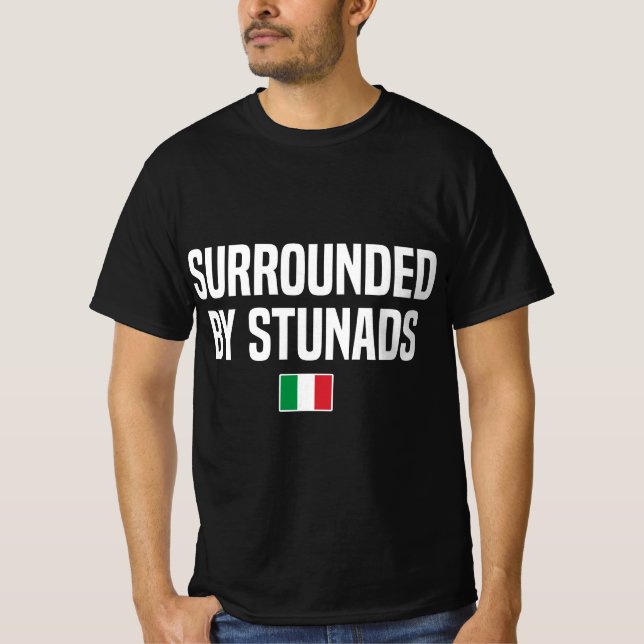 Omringad av Stunads Italienska Slang Italienska Sa T Shirt (Framsida)