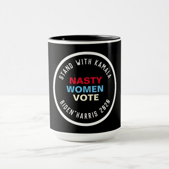 OMRÖSTNING MED Nasty Women Stå med Kamala Mugg (Center)