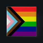 Omstart av Pride Flagga - inklusive trans och POC Knapp<br><div class="desc">Det är en tvist på den traditionella regnbåge som skapats av konstnären Daniel Quasar,  som innefattar svart och brun rand för människor i färg och färger i flagga som går i en pil för att visa framsteg.</div>