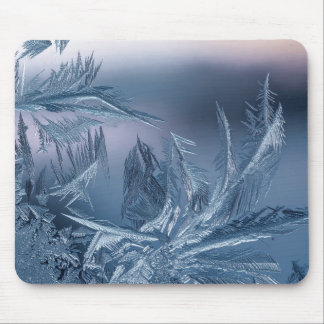 Ömtåliga isfrostkristaller på glasstrukturfoto musmatta