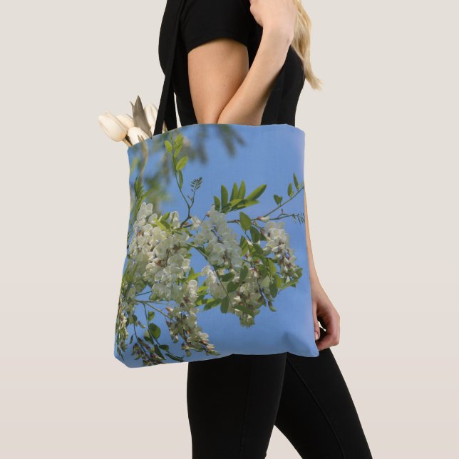 Ömtåliga vita robinblommor mot blå himmel tygkasse (Närbild)
