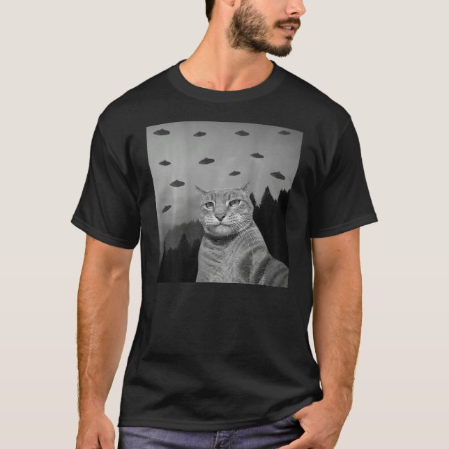 ON BACK PRINT   Cat  Taking Photo UFO Aliens T Shirt (Framsida)