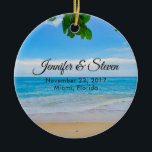 Ön Bröllop i Tropiska Beach Vacation Julgransprydnad Keramik<br><div class="desc">Bröllop är ett ornament med ett landskapsfoto av en tropisk strand. Varmsand,  azure vatten och blå himmel med tropiska löv längs toppen.</div>