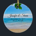 Ön Bröllop i Tropiska Beach Vacation Julgransprydnad Keramik<br><div class="desc">Bröllop är ett ornament med ett landskapsfoto av en tropisk strand. Varmsand,  azure vatten och blå himmel med tropiska löv längs toppen.</div>