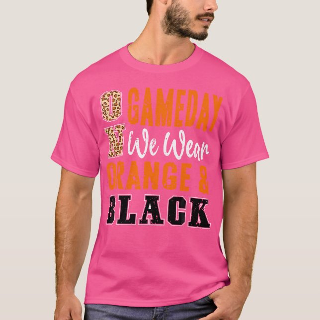 On Gameday Football We Wear Orange And Black Schoo T Shirt (Framsida)