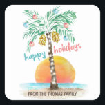 Ön Helgdag Tropical Beach Handflatan jul Fyrkantigt Klistermärke<br><div class="desc">De tropiska strandornas julklistermärken (eller kuvertsälar) har en vattenfärgsö i sol med en handflatan träd som är dekorerad med ljus och prydnadsföremål,  och en "glad helg" hälsning. Art av KL Lagrar</div>