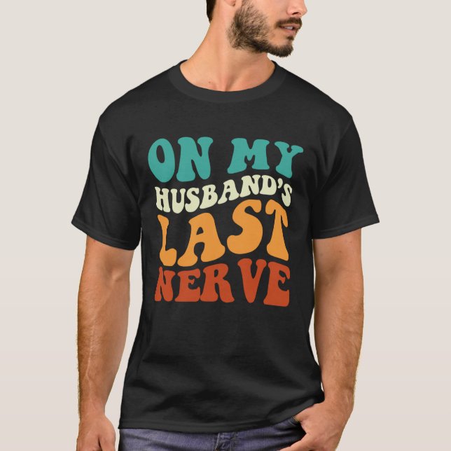 On My Husband's Last Nerve Saying Retro Groovy App T Shirt (Framsida)