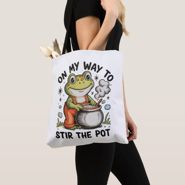 On My Way To Stir The Pot Funny Frog Sarcastic Tygkasse (Närbild)