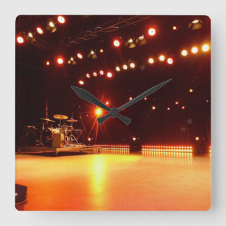 On stage fyrkantig klocka