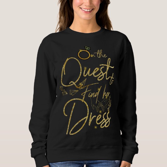 On The Quest to Find her Dress Wedding Dress Weddi T Shirt (Framsida)