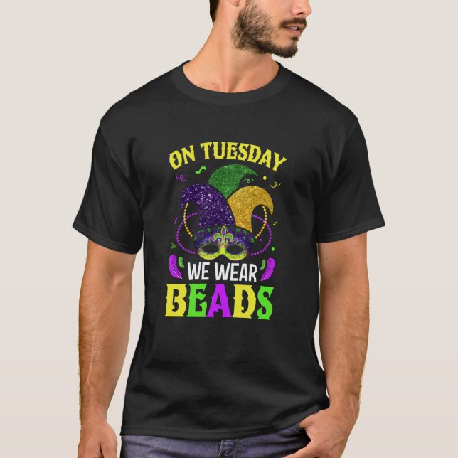 On Tuesday We Wear Beads Mardy Gras Celebrations p T Shirt (Framsida)