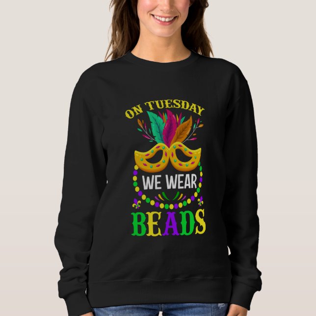 On Tuesday We Wear Beads Mardy Gras Celebrations p T Shirt (Framsida)