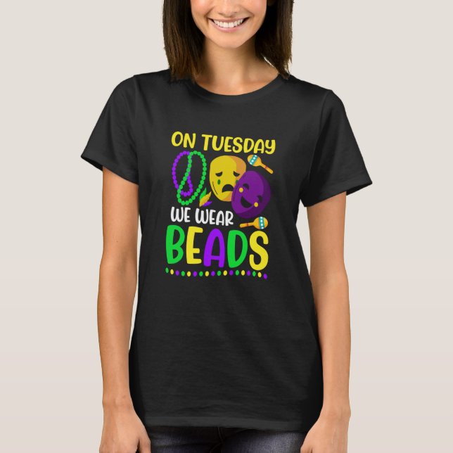 On Tuesday We Wear Beads Mardy Gras Celebrations p T Shirt (Framsida)