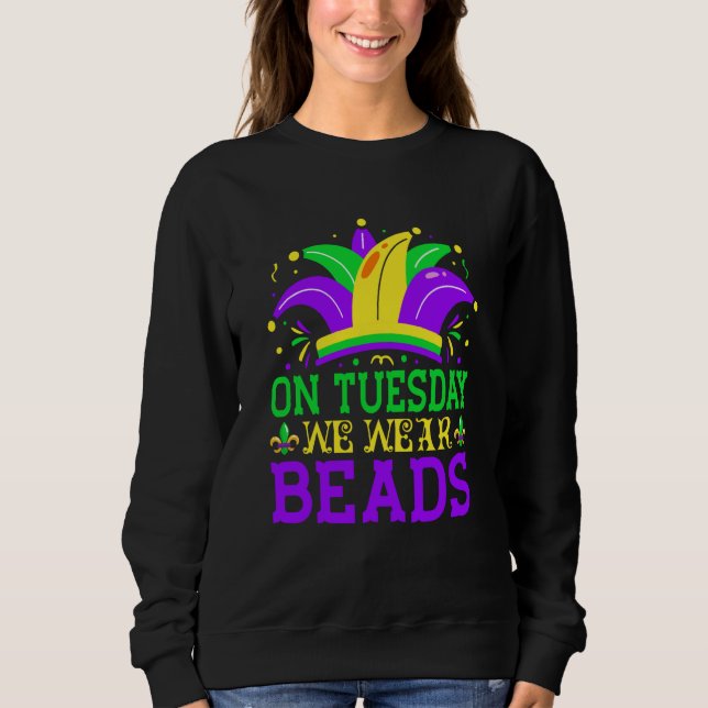 On Tuesday We Wear Beads Mardy Gras Celebrations p T Shirt (Framsida)