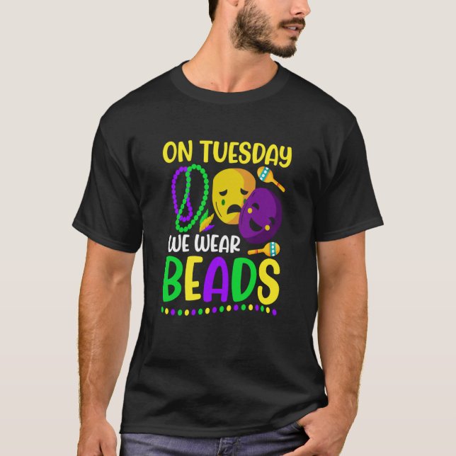On Tuesday We Wear Beads Mardy Gras Celebrations p T Shirt (Framsida)