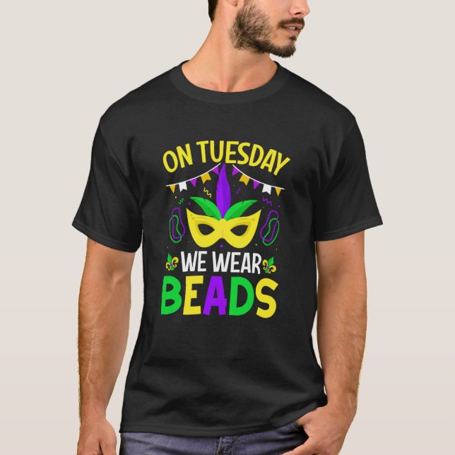 On Tuesday We Wear Beads Mardy Gras Celebrations p T Shirt (Framsida)