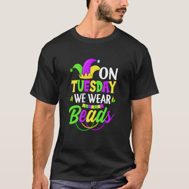 On Tuesday We Wear Beads Mardy Gras Celebrations p T Shirt (Framsida)
