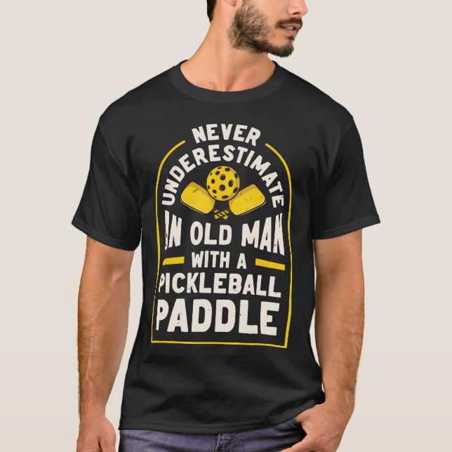 Onda män med pickleball P underskattas aldrig T Shirt (Framsida)