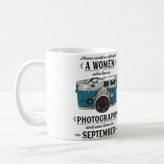 Onda underskatta en kvinna som älskar fotograferin kaffemugg