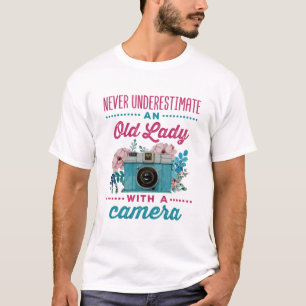 Onderskatt aldrig en gammal dam med en kamera t shirt