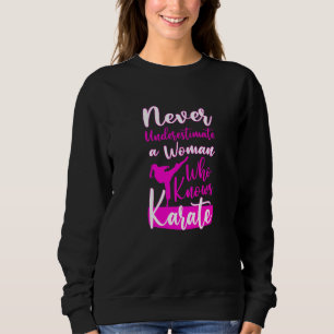 Onderskatt aldrig en gammal kvinna som kan karate t shirt