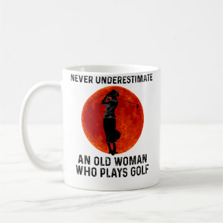 Onderskatt aldrig en gammal kvinna som spelar golf kaffemugg