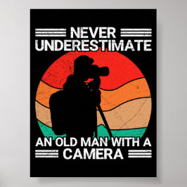 Onderskatt aldrig en gammal man med en kamera poster