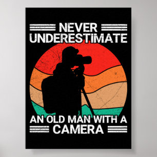 Onderskatt aldrig en gammal man med en kamera poster