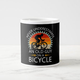 Onderskatt aldrig en gammal man på en cykel jumbo mugg