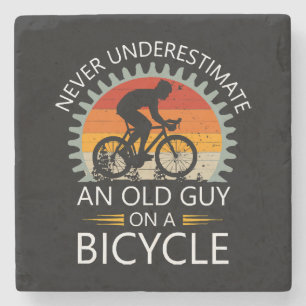 Onderskatt aldrig en gammal man på en cykel stenunderlägg