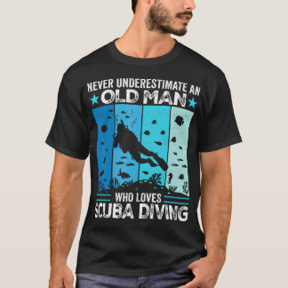 Onderskatt aldrig en gammal man som älskar Scuba D T Shirt