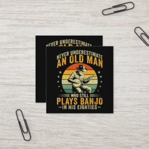 Onderskatt aldrig en gammal man som spelar banjo fyrkantigt visitkort
